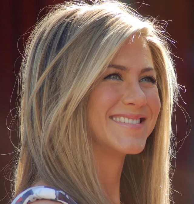 Zgaszone Lato Jennifer Aniston w stonowanych kolorach - typy kolorystyczne online