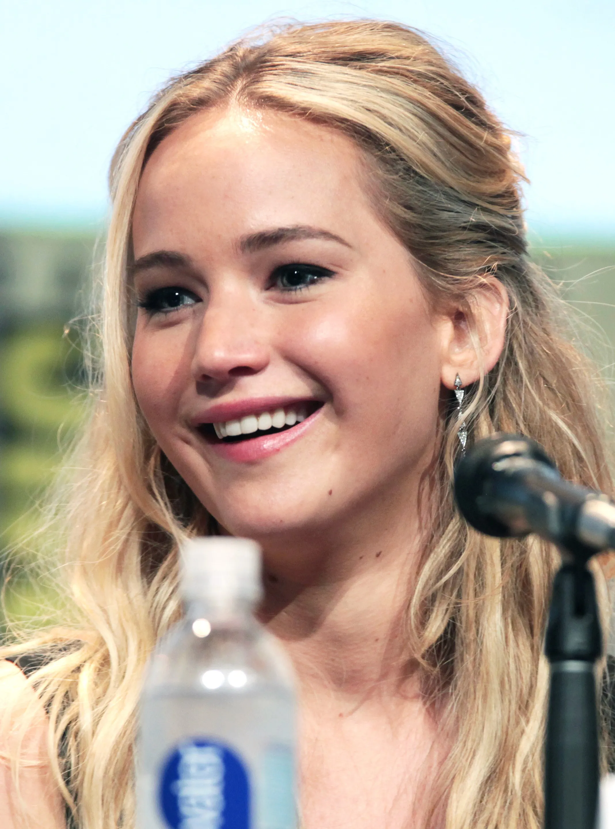 Chłodne Lato Jennifer Lawrence w chłodnych kolorach - analiza typu urody